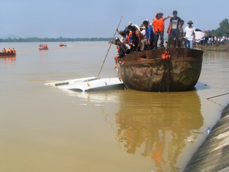 Phát hiện thi thể nghi là nạn nhân vụ xe khách bị cuốn trôi ngoài biển - 2