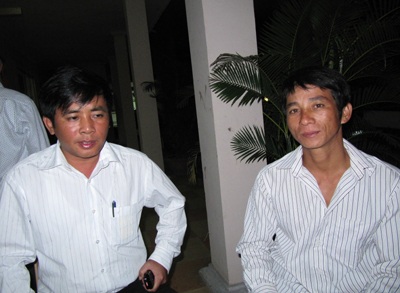 Tặng quà nhóm thợ lặn tham gia trục vớt xe khách bị lũ cuốn - 2