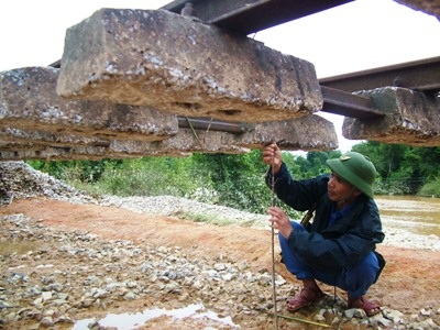 Hà Tĩnh: Đường sắt tan tành sau lũ - 6