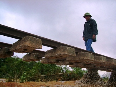 Hà Tĩnh: Đường sắt tan tành sau lũ - 8