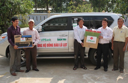 Quà cứu trợ đến nơi bị cô lập hơn 2 tuần - 1 Quà cứu trợ đến nơi bị cô lập hơn 2 tuần - 1