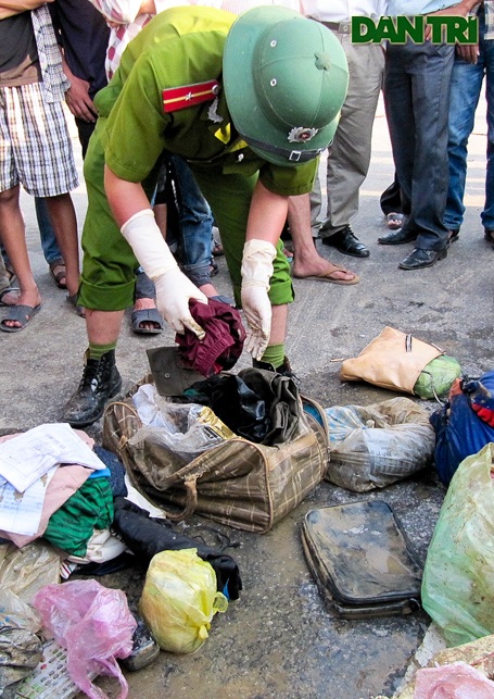 Nhìn lại toàn cảnh vụ trục vớt xe khách bị lũ cuốn  - 10