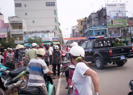 Giao thông ùn tắc vì người đàn ông nằm bất động trên đường - 1