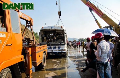 Nhìn lại toàn cảnh vụ trục vớt xe khách bị lũ cuốn  - 11