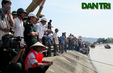 Nhìn lại toàn cảnh vụ trục vớt xe khách bị lũ cuốn  - 6