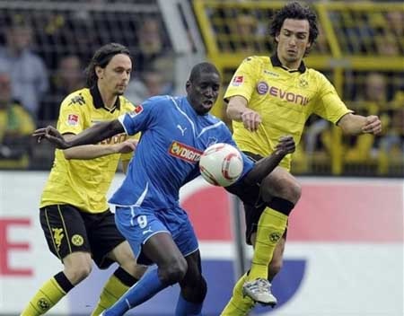 Dortmund đứt mạch toàn thắng, Mainz lên ngôi đầu  - 2