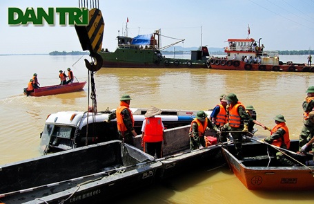 Nhìn lại toàn cảnh vụ trục vớt xe khách bị lũ cuốn  - 3