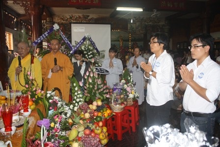 Chùm ảnh lễ cúng 49 ngày bé Nhân Ái  - 8