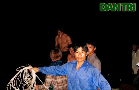 Nhìn lại toàn cảnh vụ trục vớt xe khách bị lũ cuốn  - 1