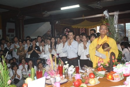 Chùm ảnh lễ cúng 49 ngày bé Nhân Ái  - 10