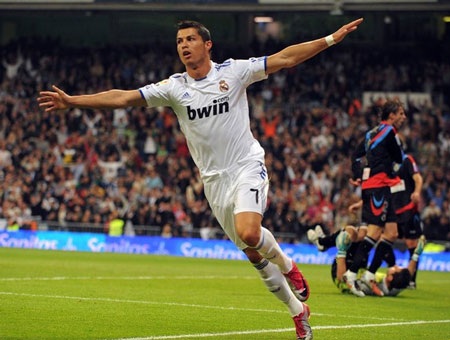 Ronaldo bùng nổ, Real Madrid hạ Racing bằng tỷ số tennis - 2 Ronaldo bùng nổ, Real Madrid hạ Racing bằng tỷ số tennis - 2
