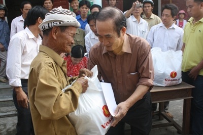 Bà con vùng lũ tiếp tục nhận quà cứu trợ từ doanh nghiệp  - 3