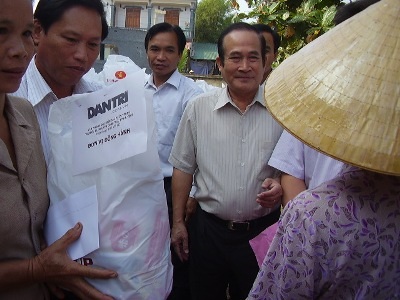 Bà con vùng lũ tiếp tục nhận quà cứu trợ từ doanh nghiệp  - 1