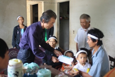 Bà con vùng lũ tiếp tục nhận quà cứu trợ từ doanh nghiệp  - 7