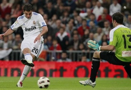 Ronaldo bùng nổ, Real Madrid hạ Racing bằng tỷ số tennis - 1 Ronaldo bùng nổ, Real Madrid hạ Racing bằng tỷ số tennis - 1