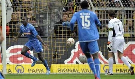 Dortmund đứt mạch toàn thắng, Mainz lên ngôi đầu  - 1