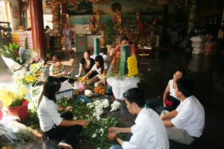 Gấp rút từng giờ lo lễ cho con - 3