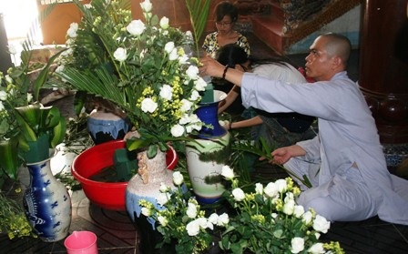 Gấp rút từng giờ lo lễ cho con - 4