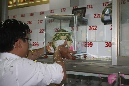 Chùm ảnh lễ cúng 49 ngày bé Nhân Ái  - 18