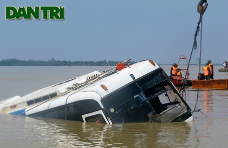Nhìn lại toàn cảnh vụ trục vớt xe khách bị lũ cuốn  - 5