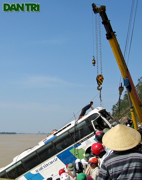 Nhìn lại toàn cảnh vụ trục vớt xe khách bị lũ cuốn  - 7