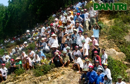 Nhìn lại toàn cảnh vụ trục vớt xe khách bị lũ cuốn  - 2