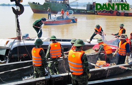 Nhìn lại toàn cảnh vụ trục vớt xe khách bị lũ cuốn  - 4