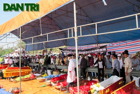 Nhìn lại toàn cảnh vụ trục vớt xe khách bị lũ cuốn  - 9