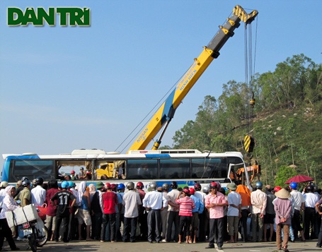 Nhìn lại toàn cảnh vụ trục vớt xe khách bị lũ cuốn  - 8