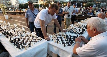 “Choáng” với màn đấu cờ với 523 đối thủ cùng lúc - 4