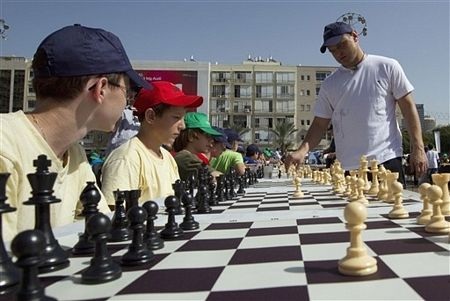 “Choáng” với màn đấu cờ với 523 đối thủ cùng lúc - 12