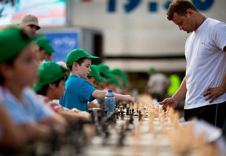 “Choáng” với màn đấu cờ với 523 đối thủ cùng lúc - 5