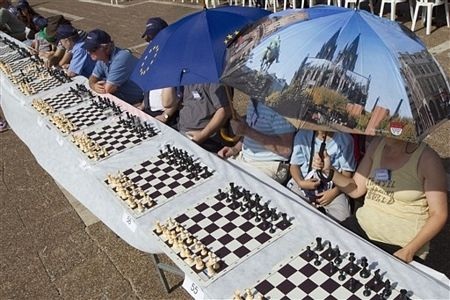 “Choáng” với màn đấu cờ với 523 đối thủ cùng lúc - 6