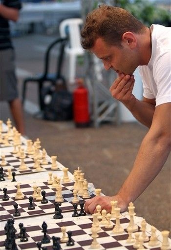 “Choáng” với màn đấu cờ với 523 đối thủ cùng lúc - 7