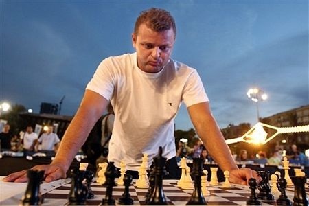 “Choáng” với màn đấu cờ với 523 đối thủ cùng lúc - 1