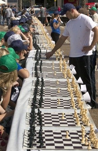 “Choáng” với màn đấu cờ với 523 đối thủ cùng lúc - 3