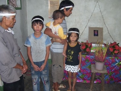 Ngằn ngặt tiếng khóc bốn em nhỏ mất mẹ trong lũ - 1