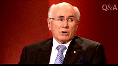 Cựu thủ tướng Australia Howard bị ném giày trong chương trình trực tiếp - 1 Cựu thủ tướng Australia Howard bị ném giày trong chương trình trực tiếp - 1
