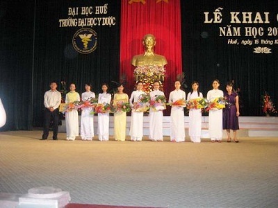 Trao tặng học bổng “Dạ Hương chung sức cùng nữ thầy thuốc tương lai” - 1