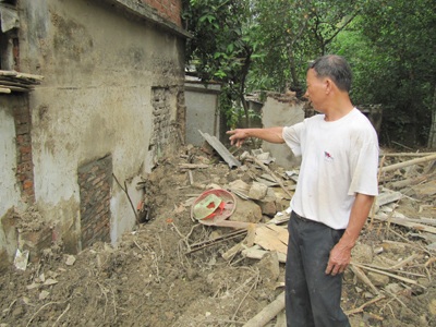 Cận cảnh núi sạt lở vùi lấp nhà dân - 3