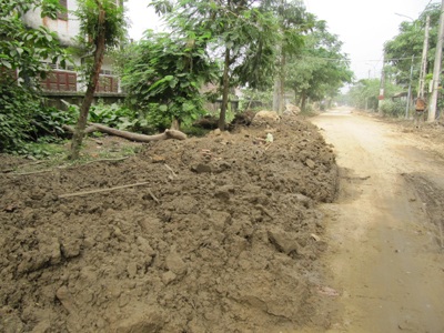 Cận cảnh núi sạt lở vùi lấp nhà dân - 5