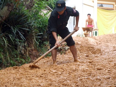 Xuất hiện hàng loạt vết nứt lớn trên núi Nầm - 3 Xuất hiện hàng loạt vết nứt lớn trên núi Nầm - 3