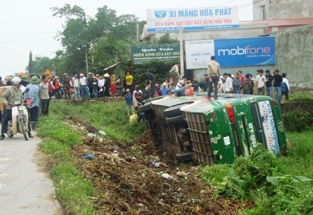 Xe khách lao xuống ruộng, 40 hành khách thoát chết may mắn - 1