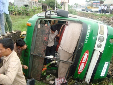 Xe khách lao xuống ruộng, 40 hành khách thoát chết may mắn - 2