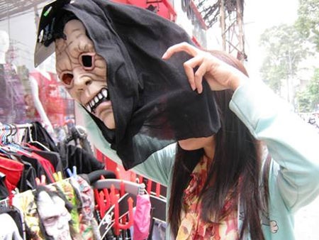 “Chịu chơi” đón lễ hội hóa trang Halloween - 1