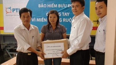 PTI - Trực tiếp cứu trợ học sinh vùng lũ - 2 PTI - Trực tiếp cứu trợ học sinh vùng lũ - 2