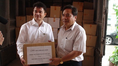 PTI - Trực tiếp cứu trợ học sinh vùng lũ - 1