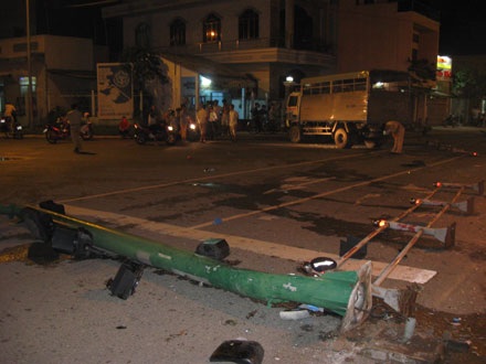 Xe tải ủi bay cột đèn tín hiệu giao thông - 1