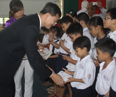 330 suất học bổng đến với học sinh nghèo hiếu học - 1 330 suất học bổng đến với học sinh nghèo hiếu học - 1