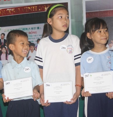 330 suất học bổng đến với học sinh nghèo hiếu học - 2 330 suất học bổng đến với học sinh nghèo hiếu học - 2